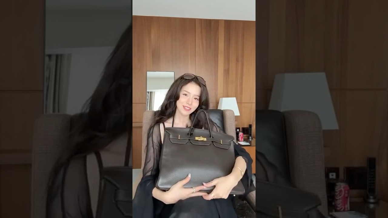 распаковываю свою первую сумку Hermès Birkin 🥹🧡