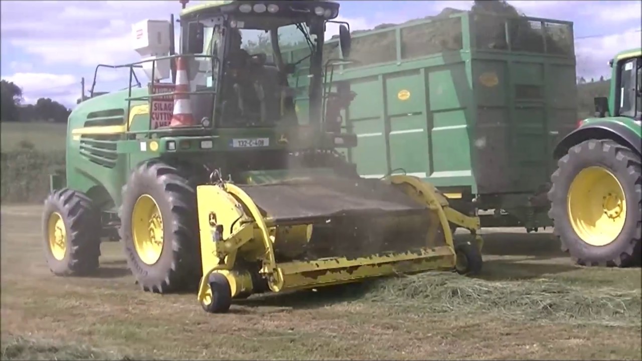 John Deere 7480 picking up silage