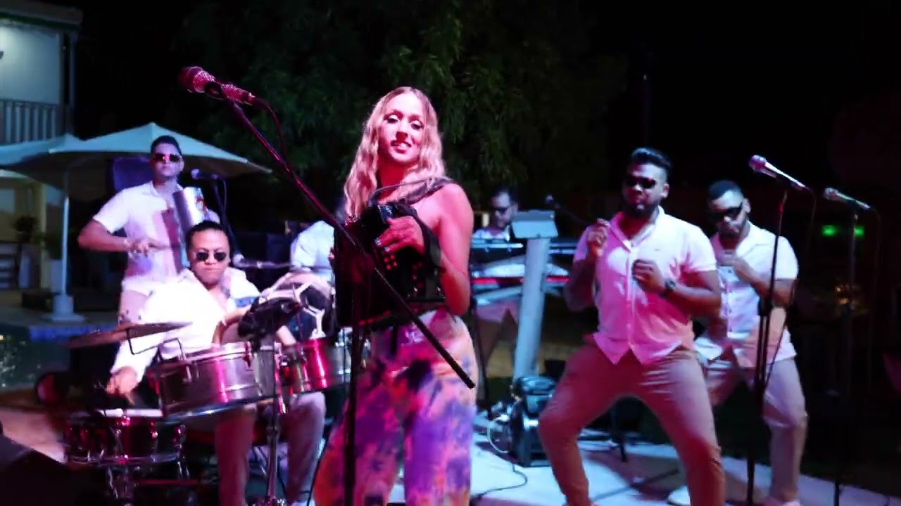 La Barbie Del Acordeon - Negro Cruz y Toño Colon En Vivo