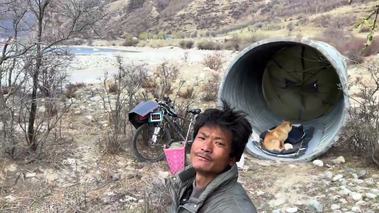 深圳骑行新疆一人一车两狗重装骑行，长上坡走不动了找了个太空舱露营，今晚太空舱好还有厨房，加油小伙子#现场实拍 #户外露营 #真实户外 #骑行 #身体和灵魂总有一个在路上