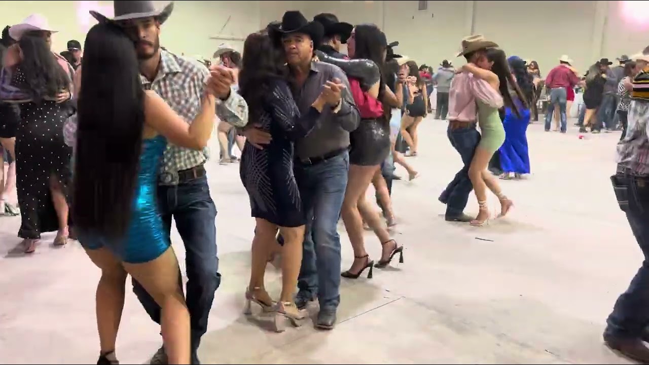 Bailando la cumbia Patricia desde San José de Hernández 