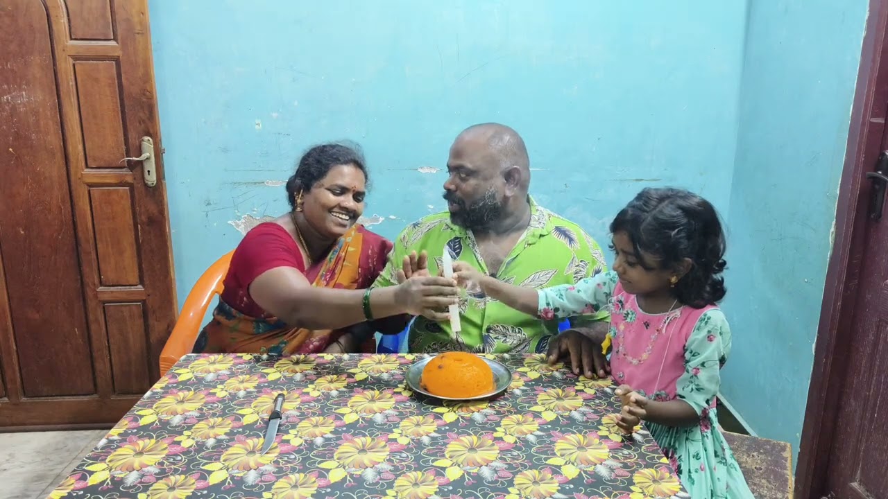 காமெடி ஷோவா இல்ல பிறந்தநாள் கொண்டாட்டமா ஒன்னும் புரியல 😂#trending #food #birthday #heavyrain #cake