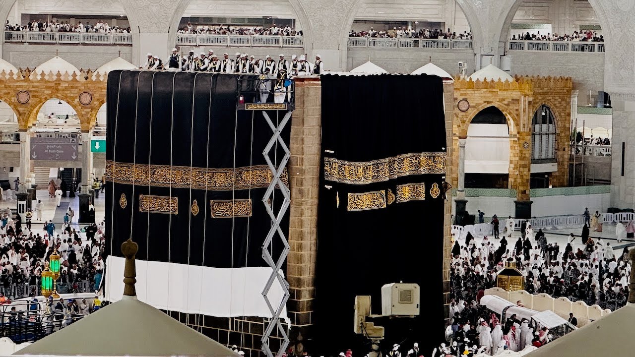 Ghilaf-e-Kaaba (Kiswah) change - Full Video