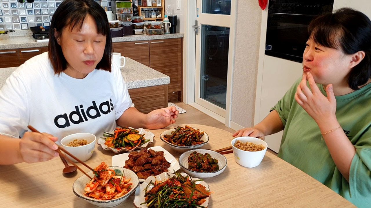 한달만에 만나는 동생!! 반찬 만들어서 바리바리 싸주기 (겉절이,오이무침,묵무침,마늘쫑무침,고추무침,실비김치) 그리고 오랜만에 함께한 밥상