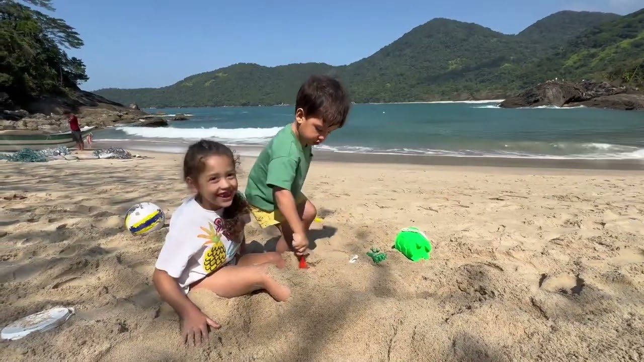 Diversão na Praia: Castelo de Areia e Brincadeiras! 🌊😄