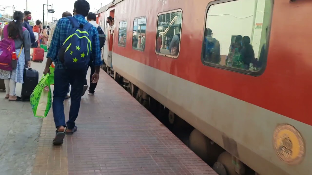 Arrival & Departure of Navajeevan Express At VIJAYAWADA Junction | MAHE- Explorer of INDIAN RAILWAYS