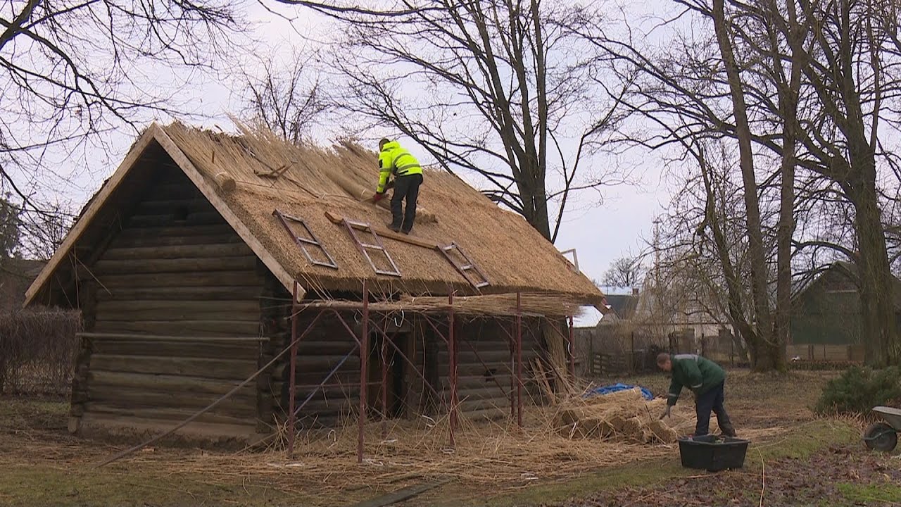 &ldquo;Sēļu sētā&rdquo; restaurē pirtiņas jumtu