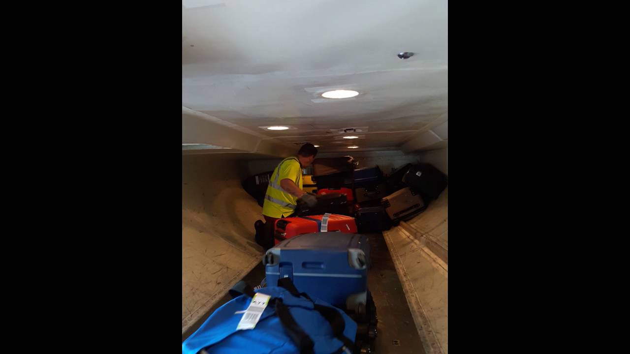 Zo worden koffers geladen van vakantie gangers