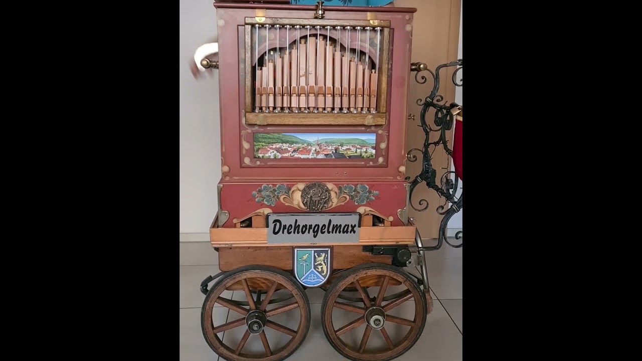 Alte Kameraden auf Drehorgel