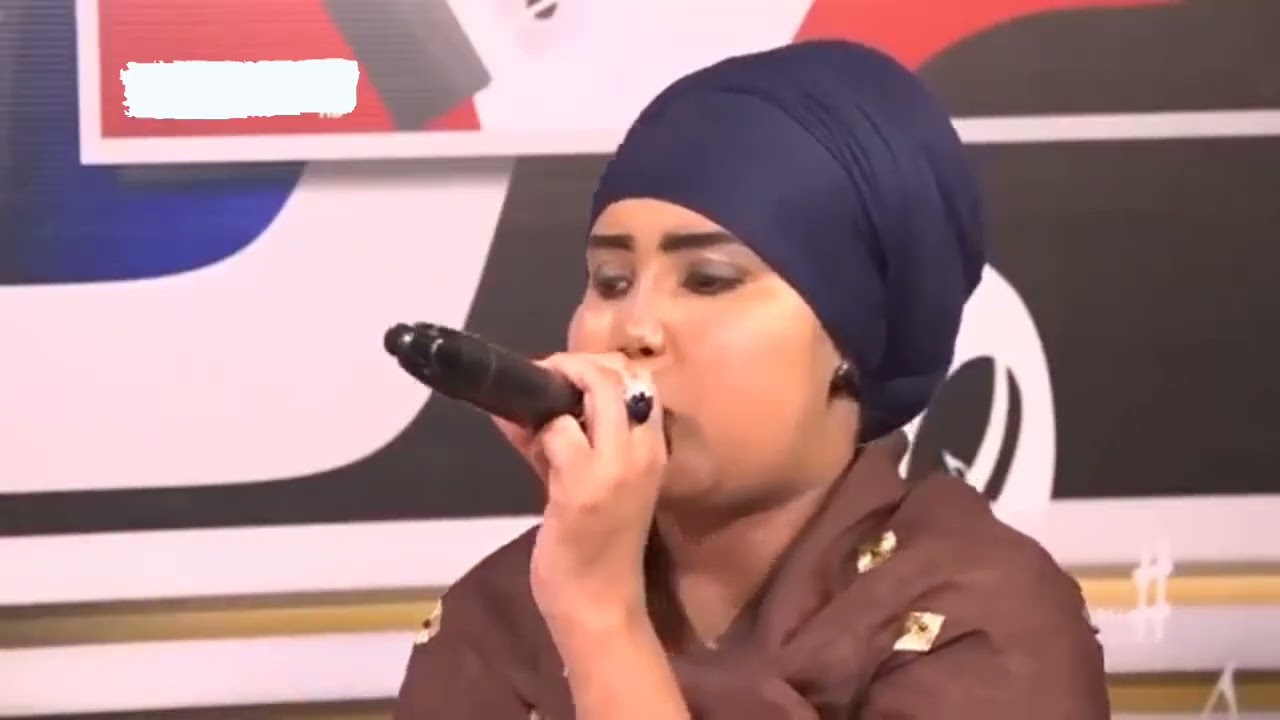 Safiyo Saafi iyo heestii Dareen. 