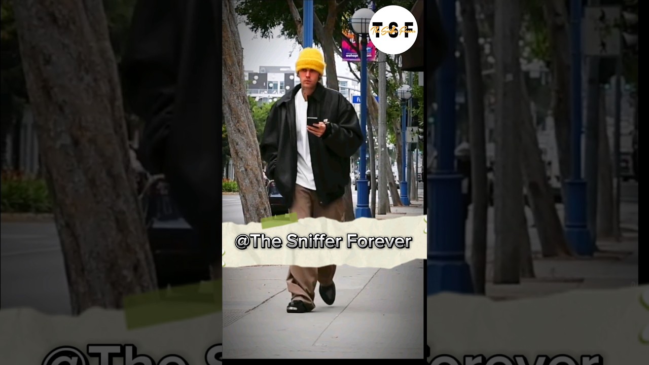 Justin Bieber He was caught texting on his smartphone while rocking some stylish Gucci shoes. 👟