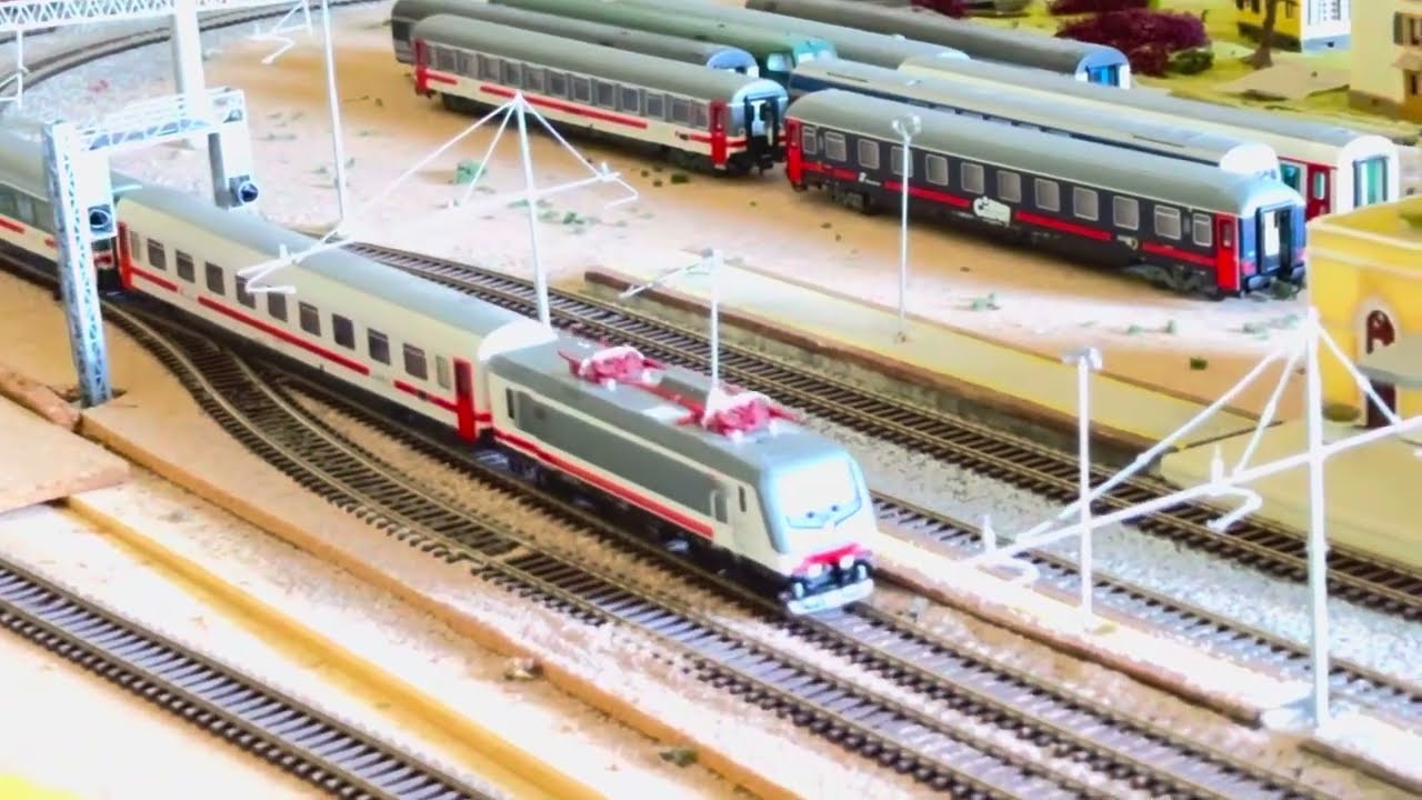 Intercity con E464 Sun in transito in stazione