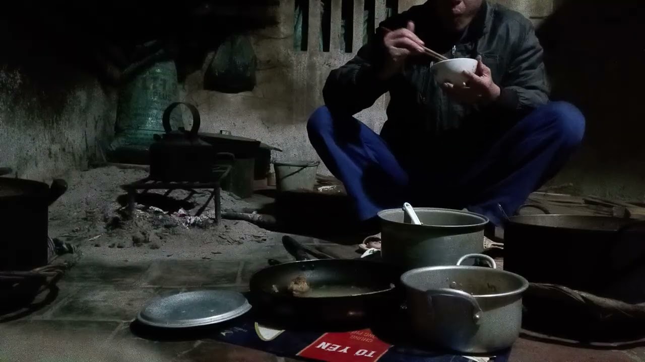 Ăn cơm trong bếp củi 