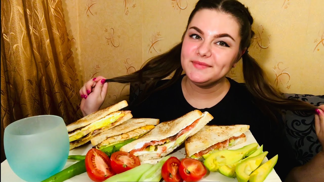 Мукбанг! Сэндвич с яйцом и беконом & сэндвич с авокадо и лососем 🥪🐟