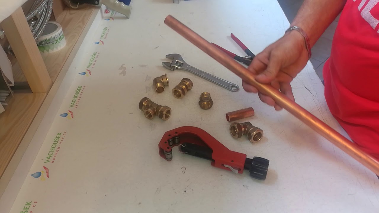 Práce a použití mosazných svěrných tvarovek na měď