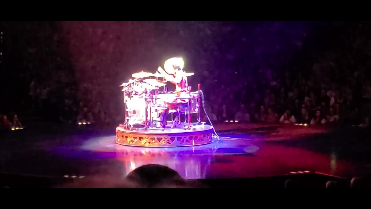 Cirque du Soleil drummer going ham