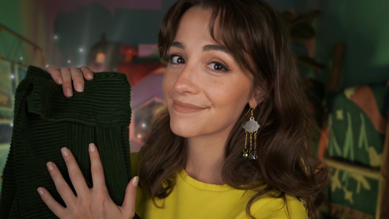ASMR | What's in My Bag 💝 (whispers, tapping, scratching, explaining)