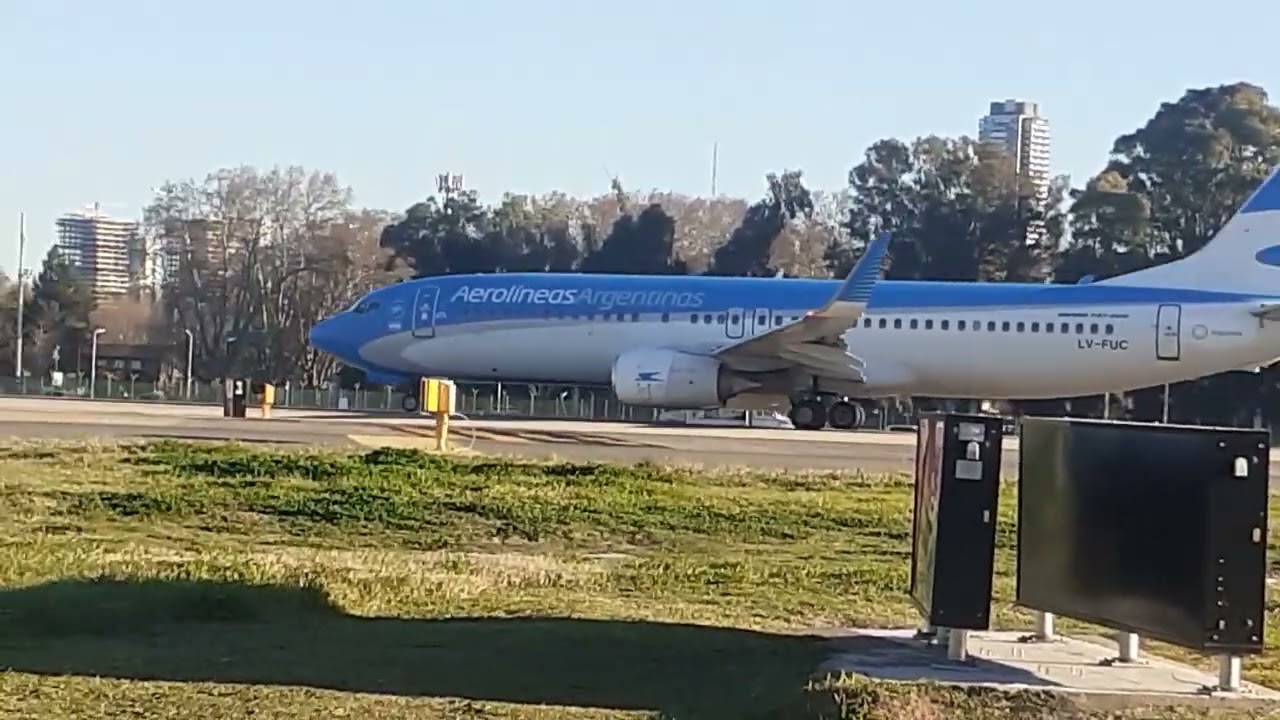 Boeing 737 800 LV-FUC AA despegue pista 13