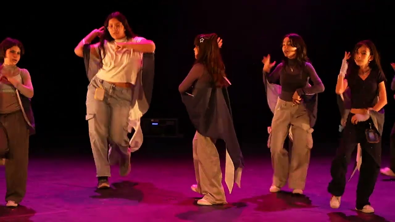 ✨ Excelente presentación de kpop, representando a tiburon ballena dentro del aniversario 16✨