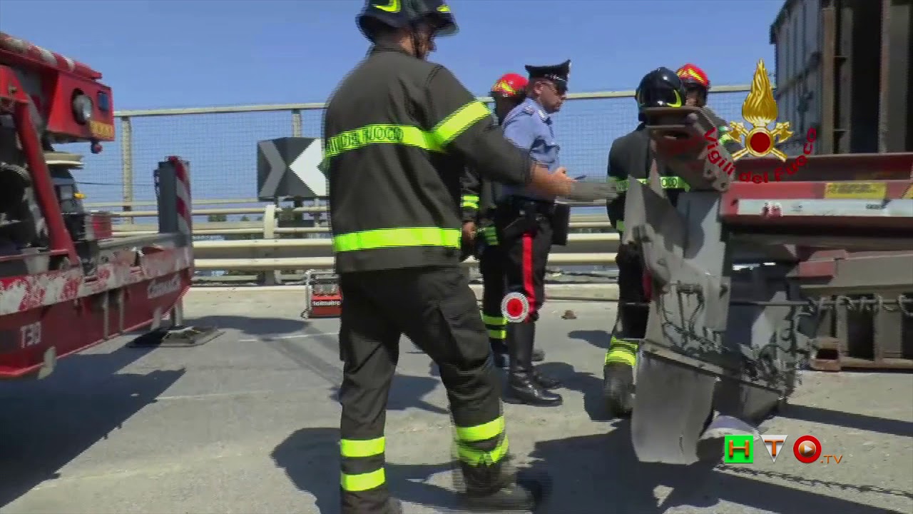 Vigili del Fuoco - Ancona, Soccorsi per un incidente stradale - www.HTO.tv