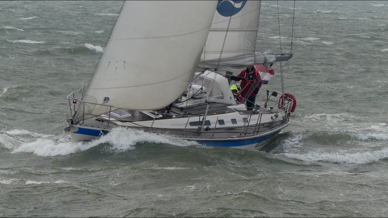 zeezeilers bij windkracht zeven