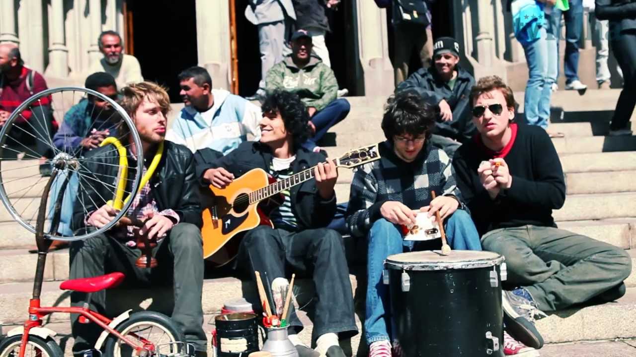 Grupo Apanhador Só toca na escadaria da Catedral da Sé; assista