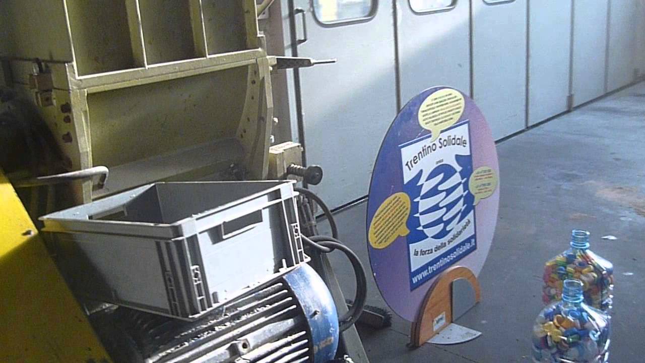 La produzione di oggetti in plastica riciclata