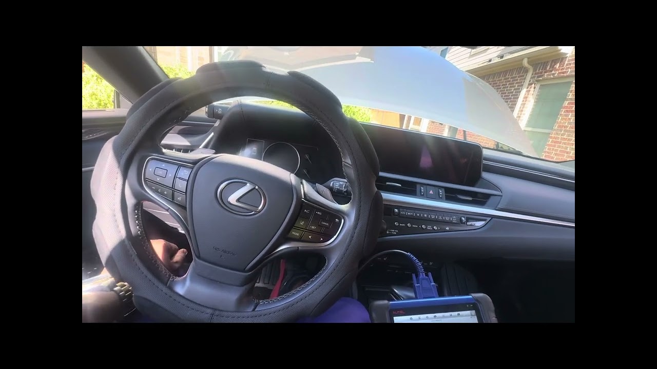 Lexus ES350 2020 года: утеряны все ключи – профессиональное программирование ключей.