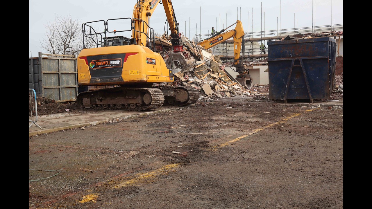 30 ton digger Demolition a building in Sutton South London on 20/02/2026 Day 7