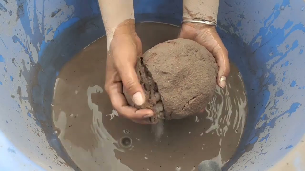 Dusty 🌪️ red dirt crumbling dry and water 💦💦