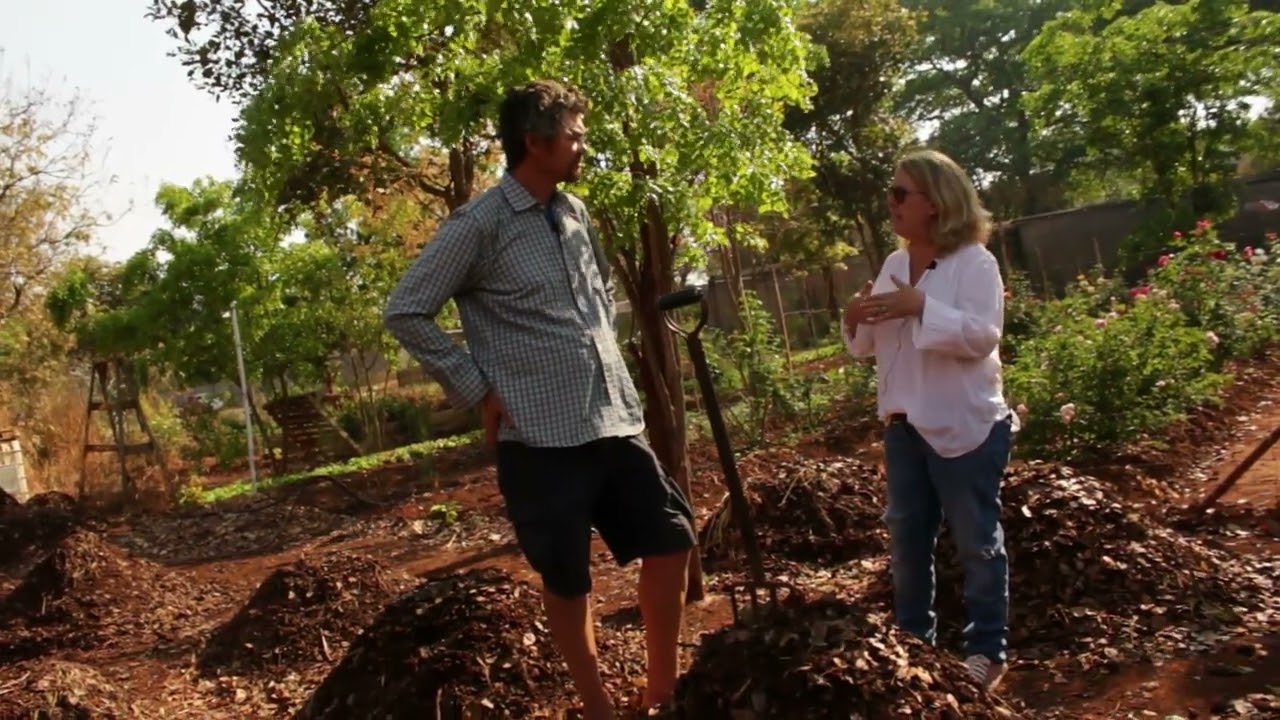 Building Soil | Making easy compost in small piles in roughly 17 days