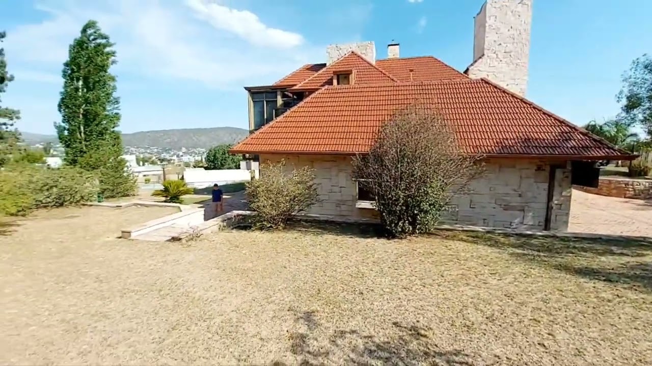 Imponente Casa en Venta. Villa Carlos Paz. Centrica, parquizada.