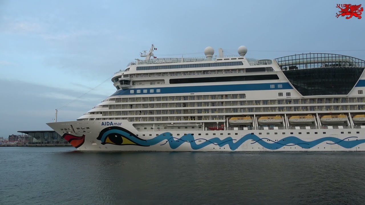 20.04.2025 Warnemünde AIDAmar um 6:40 Uhr beim Einlaufen in den Seekanal.