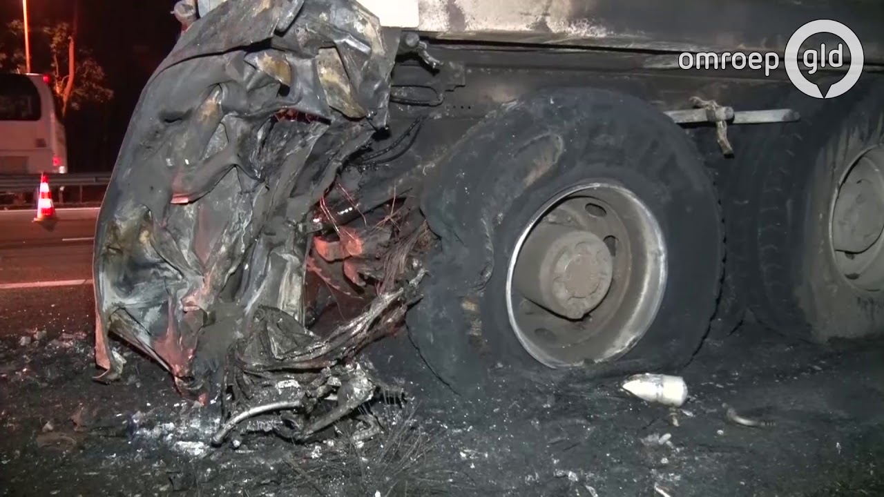 Vrachtwagen en auto in brand bij ongeluk op A12