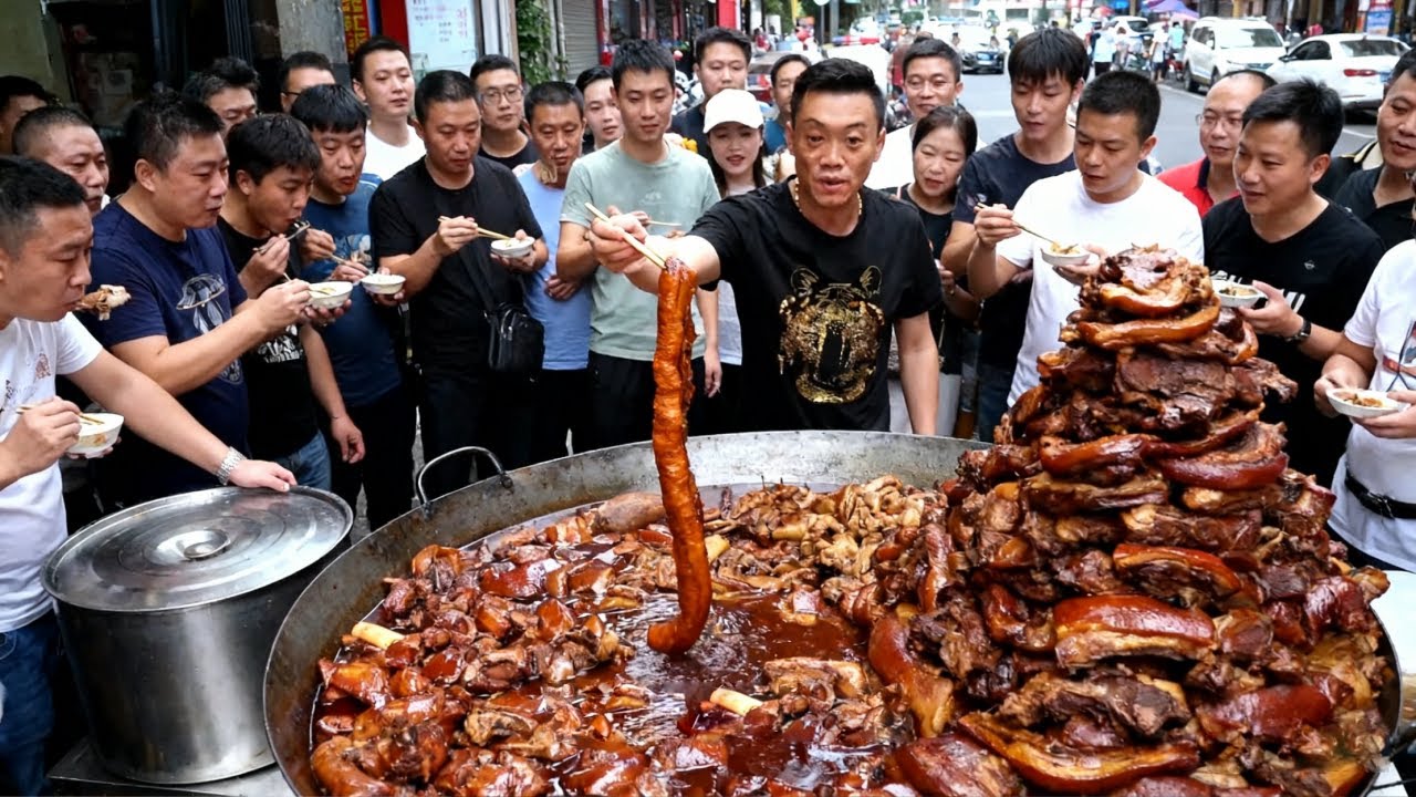 武汉 “硬核古惑仔” 卖30年卤菜，不称重不标价超随性，日销惊人顾客排队抢着买！#小食光光