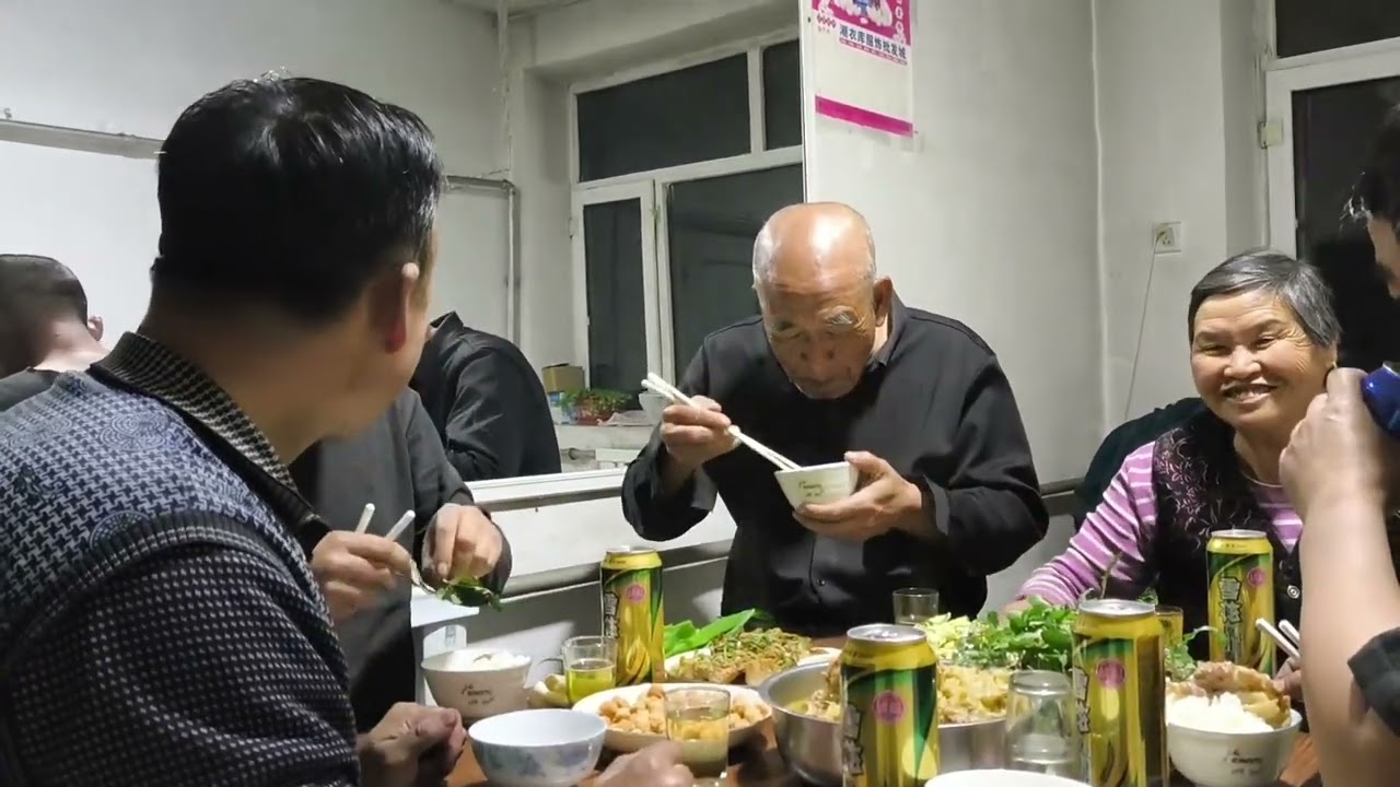 沙大龙种地，晚餐吃大骨头炖酸菜，鱼酱，没少喝。