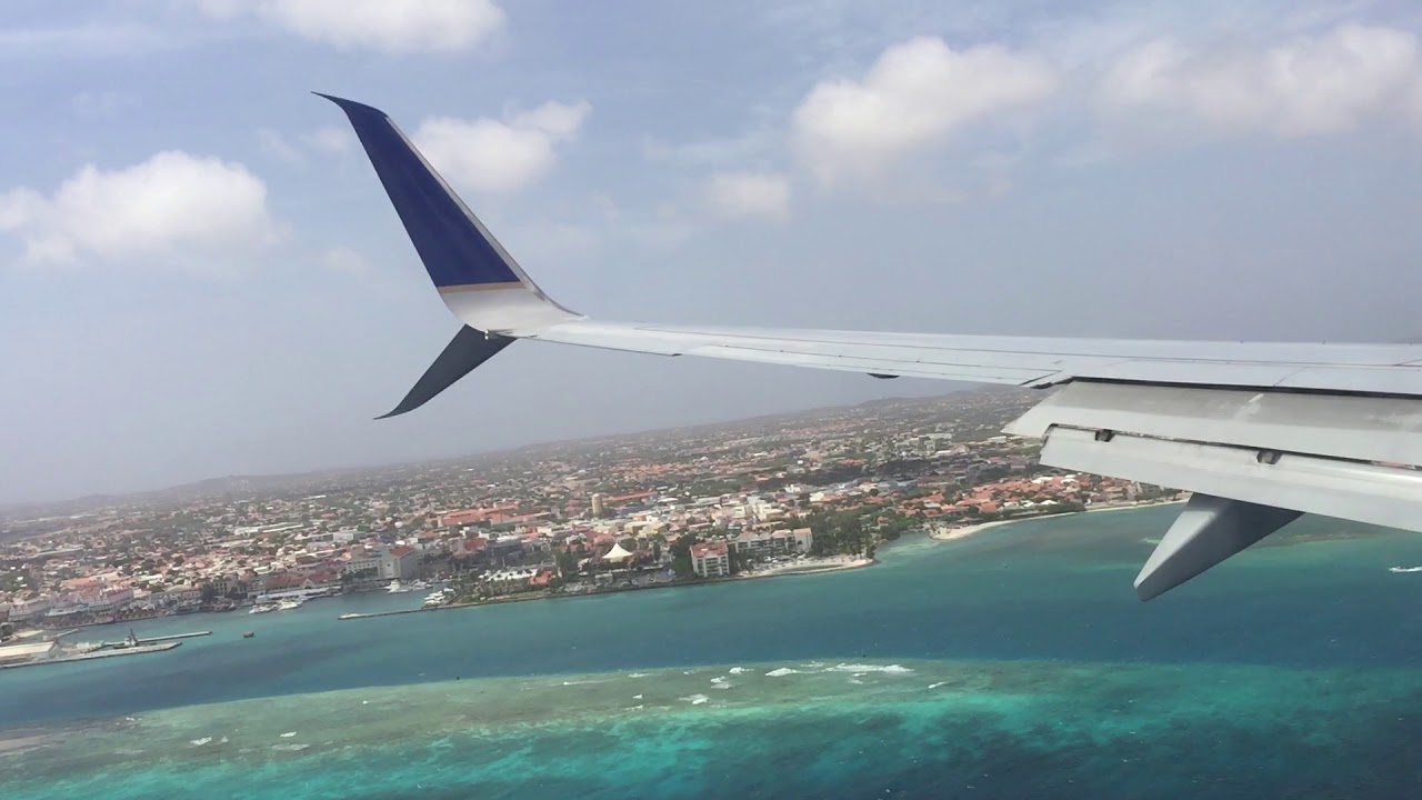 United Airlines Boeing 737-900 Landing at Aruba-Queen Beatrix from Newark-Liberty 5-28-2018