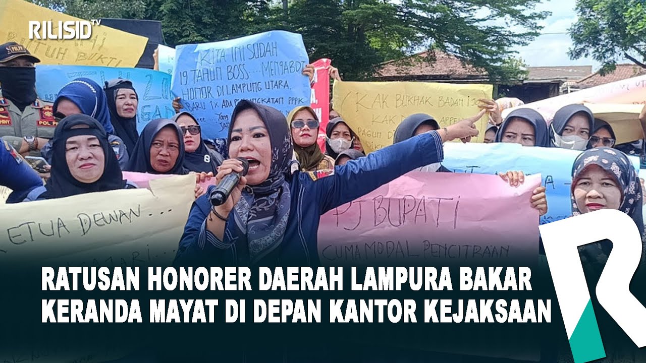 Ratusan Honorer Daerah Lampura Bakar Keranda Mayat di Depan Kantor Kejaksaan