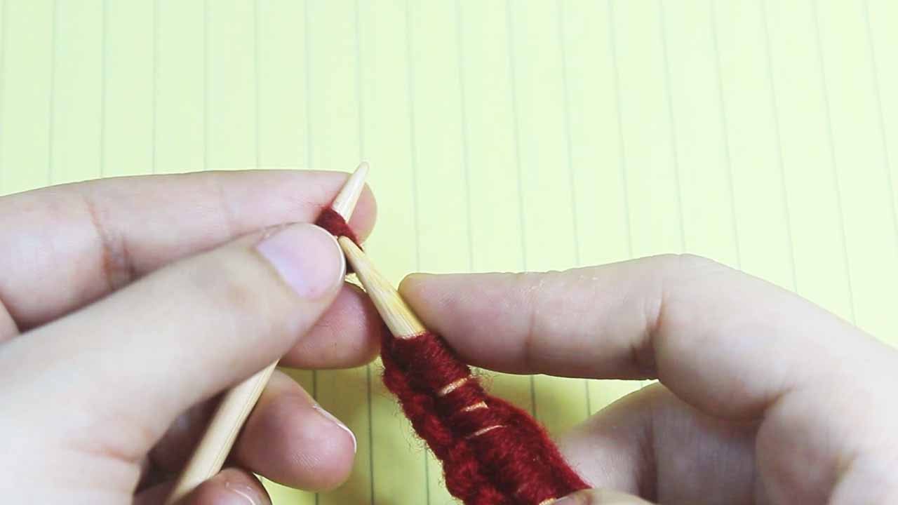 اساسيات تعليم التريكو : الغرزة العدلة  على خلفية صفراء بصورة اوضح  knit English style