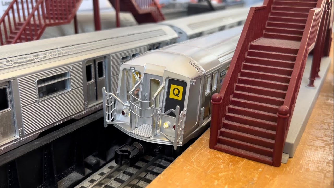 MTH Subway: MTA NYCT 4-Car R40 Slant (Q) Train Action