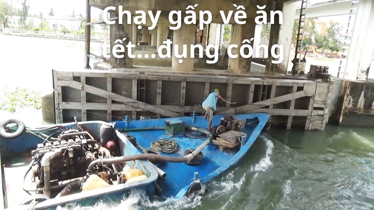 Quá gấp về ăn tết sà lan đụng cống khi vô tải vượt nước ngược