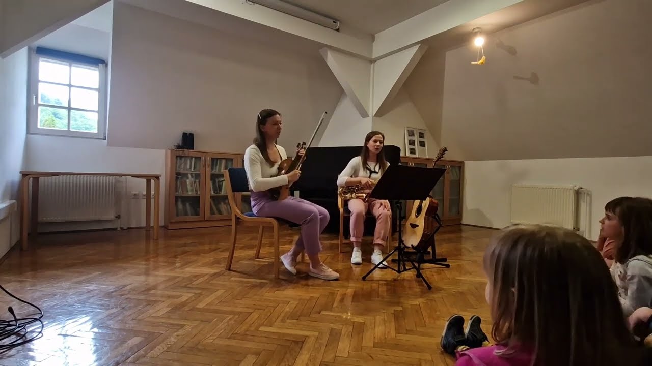glasbena pravljica Mojca Pokrajculja