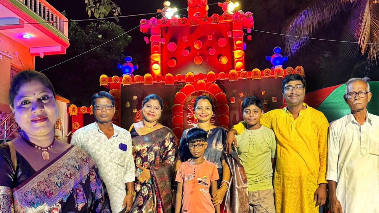 অষ্টমীর অঞ্জলি দিয়ে শ্বশুর মশাই ননদ সবাইকে নিয়ে ঠাকুর দেখতে গিয়ে মুষলধারে বৃষ্টিতে পড়লাম