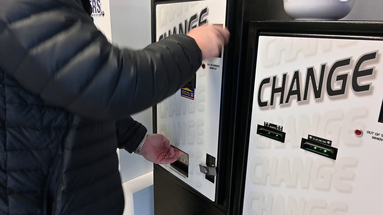 Стандартный производитель сдачи принимает фальшивые деньги в прачечной самообслуживания