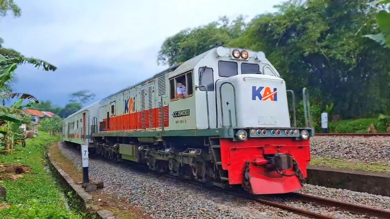 KERETA API PANJANG‼️ HUNTING KERETA API NGEBUT DI PERLINTASAN MENIKUNG