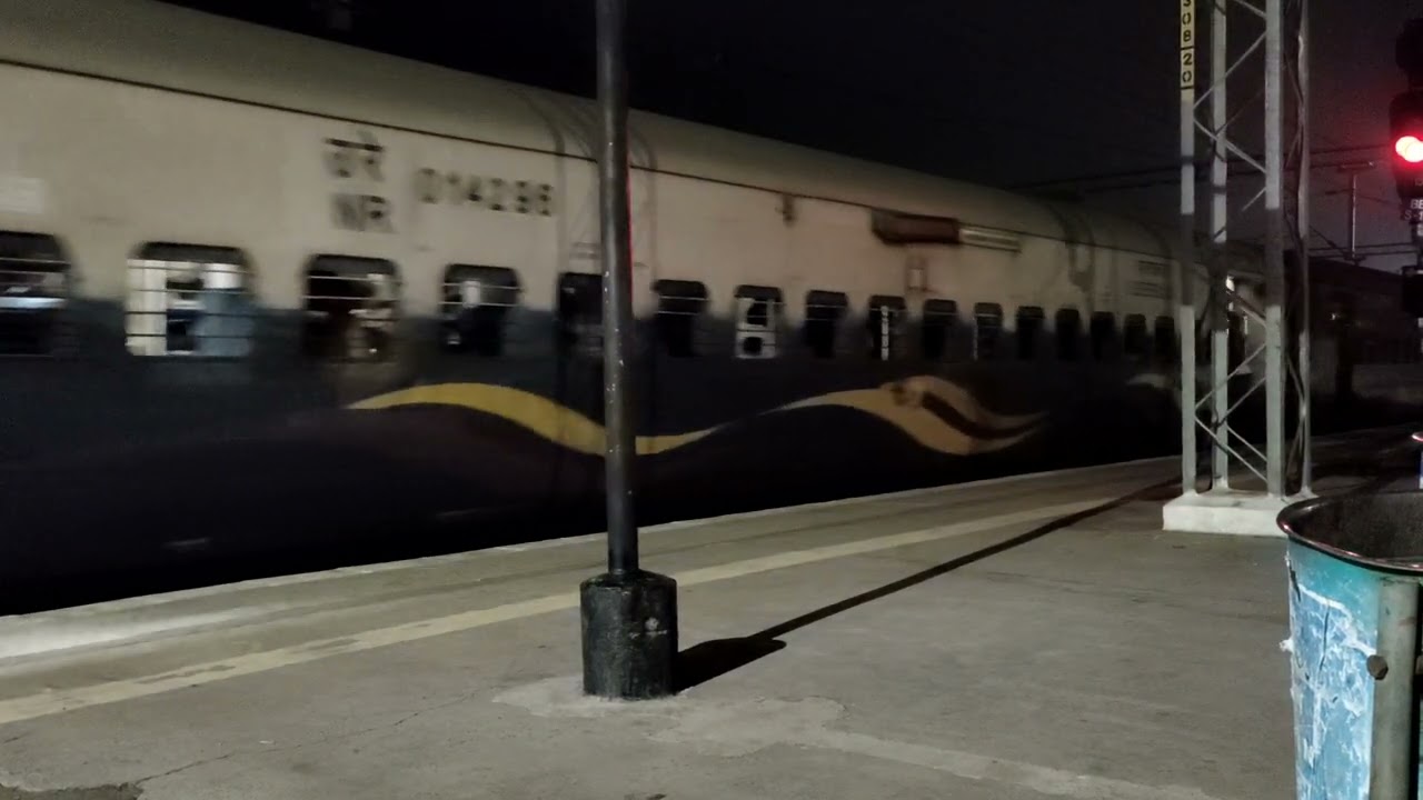 22418 New delhi  Varanasi Mahamana Express Arriving Bareilly Junction.