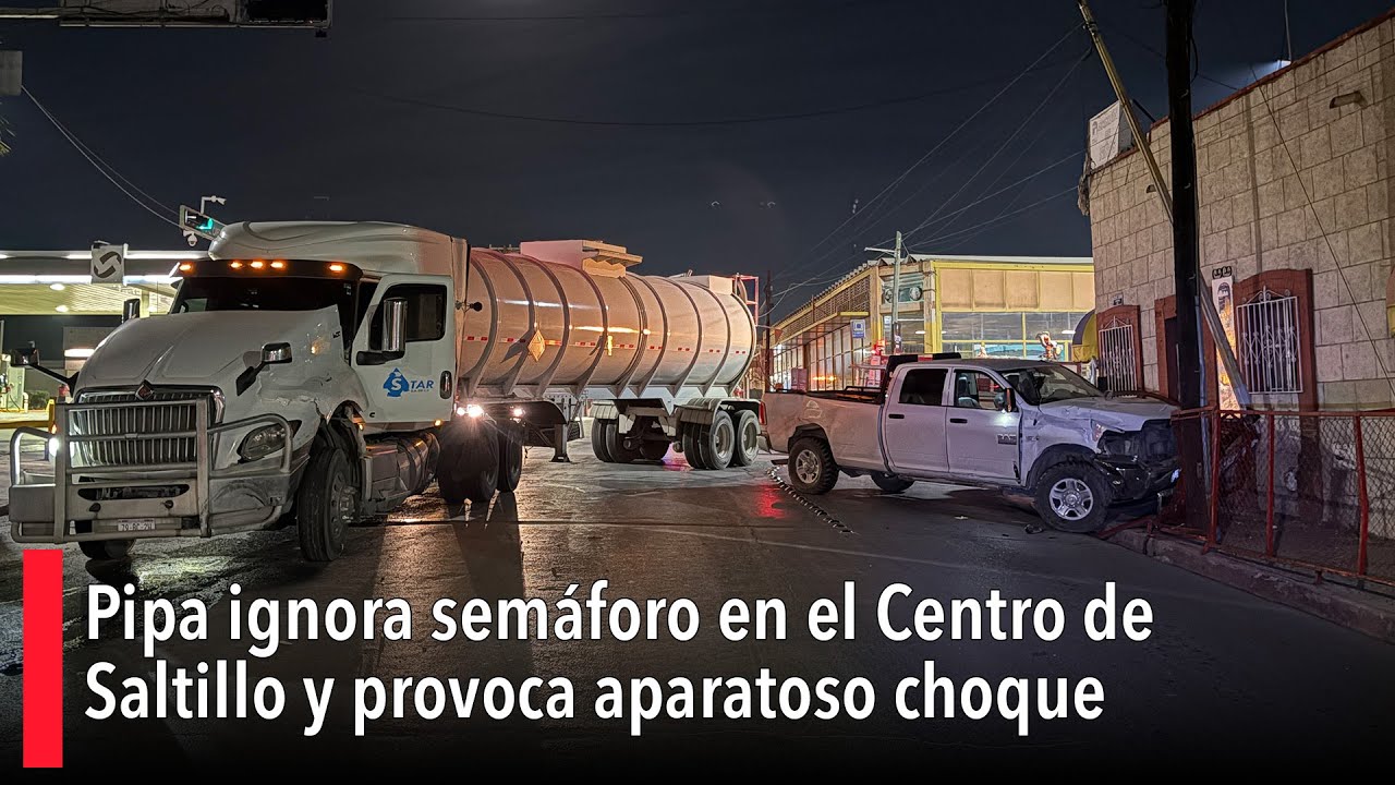 Pipa de aguas residuales ignora semáforo en el Centro de Saltillo y provoca aparatoso choque