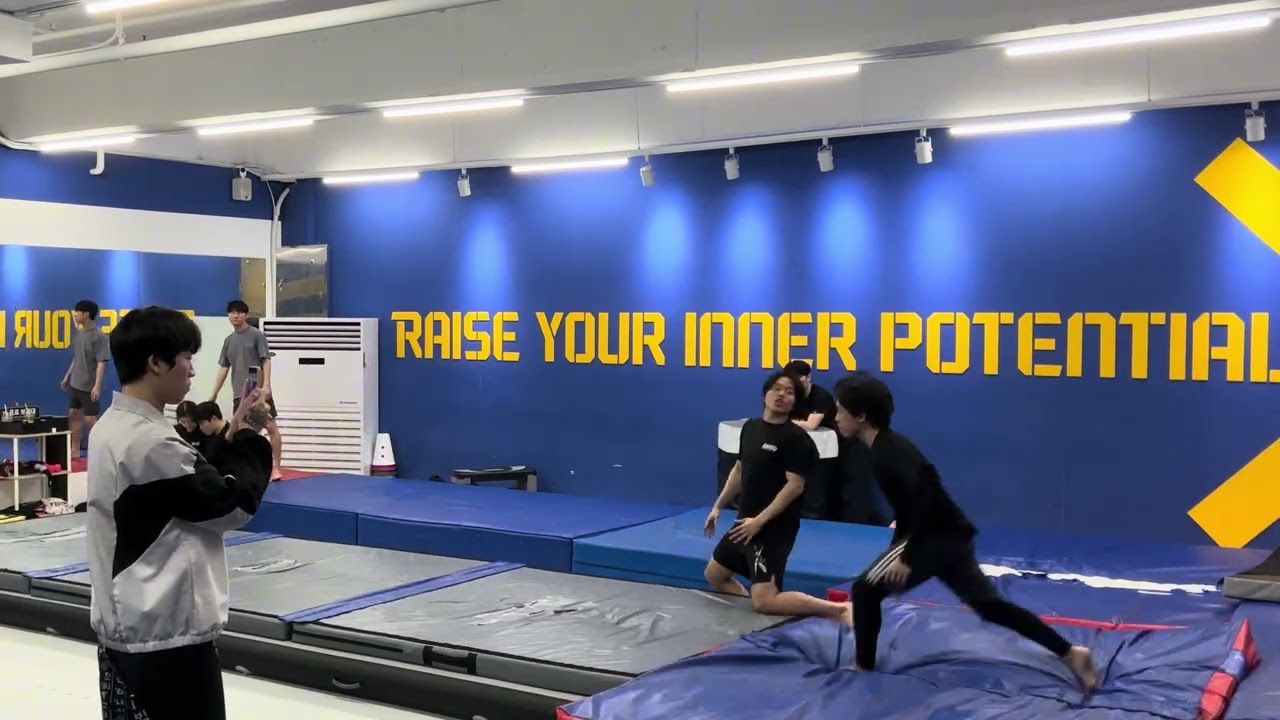 백핸드 배우는 아빠와 아들  #backhandspring #backhand 