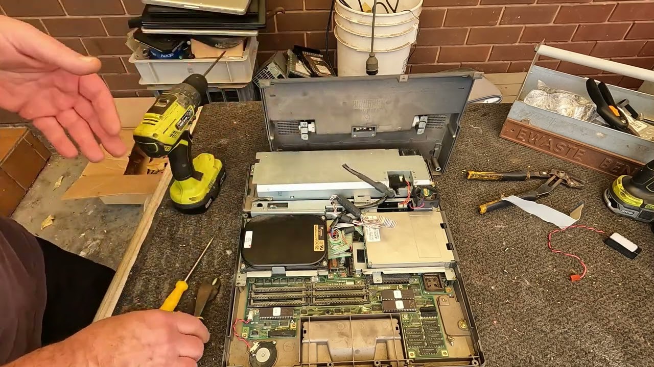 Scrapping a Vintage Toshiba 3200SX Laptop