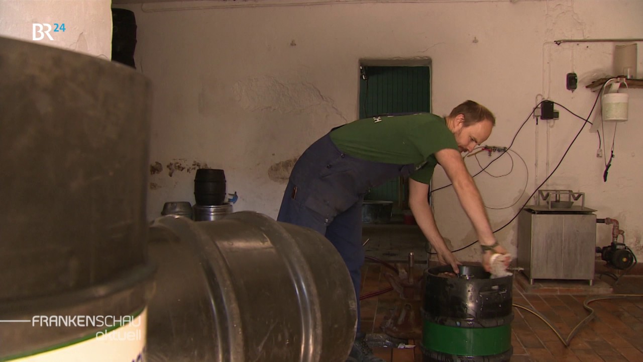 Missgl&uuml;ckter Bieranstich sorgt f&uuml;r Gel&auml;chter | BR24